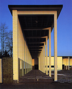 602022 Gezicht op een deel van het ontvangstgebouw van de begraafplaats Zuiderhof (Kolhornseweg 13) te Hilversum.